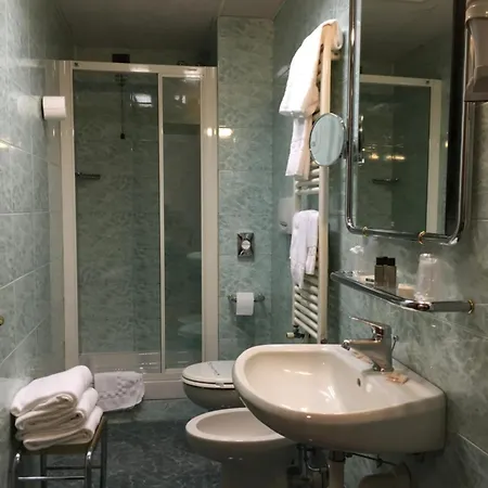 Iris Hotel 3*