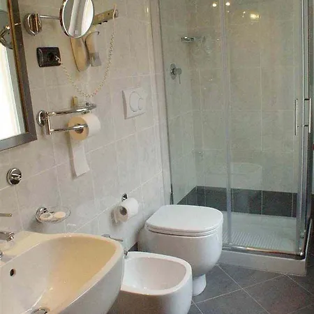 Iris Hotel 3*